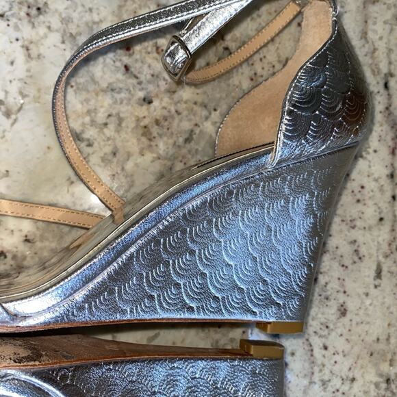 Badgley Mischka $389 Womens Size 7.5 Melaney II Silver Wedge Dress Sandals EUC - Picture 8 of 15
